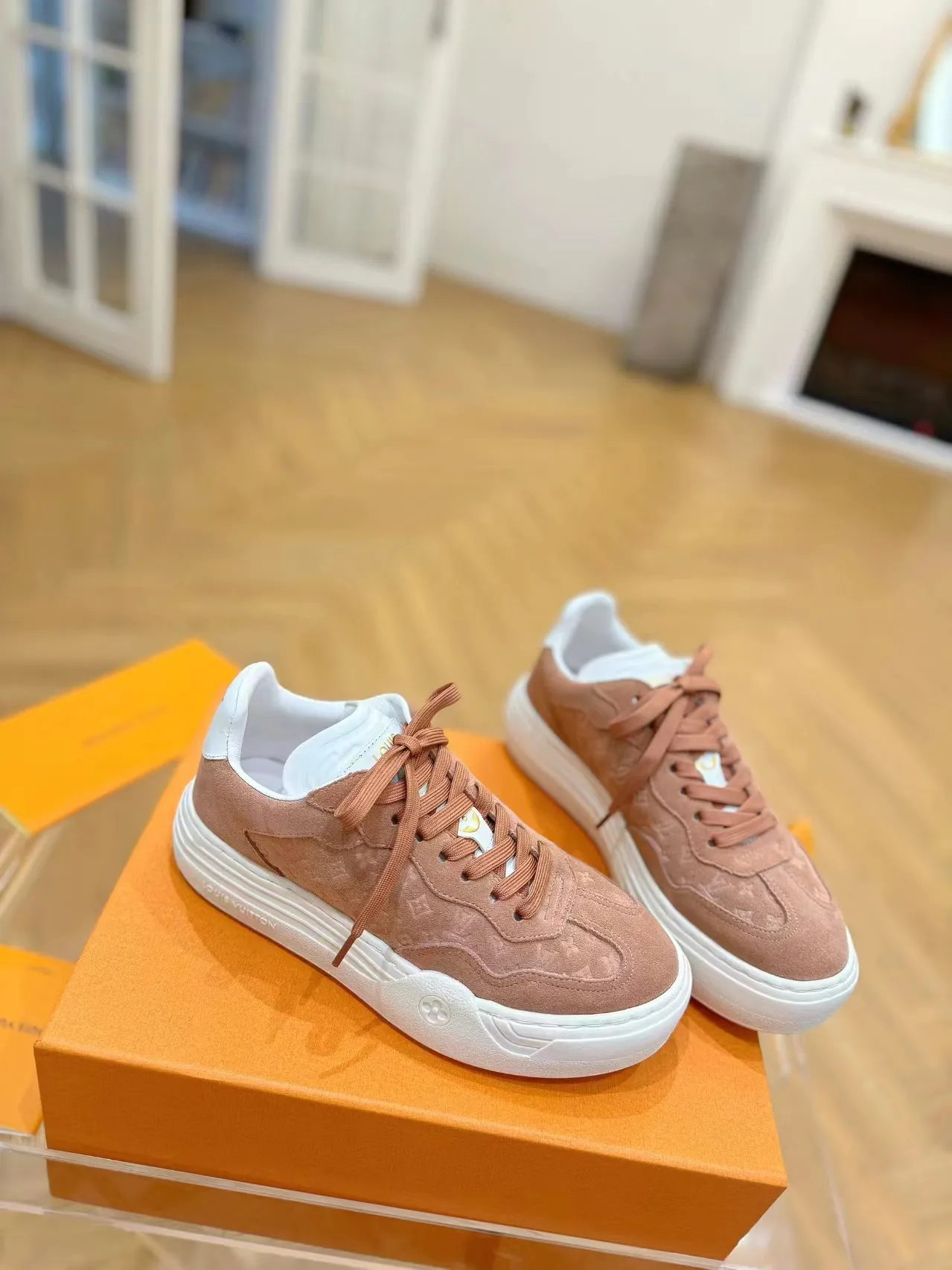 👟👟Ex-factory price 620👟👟Men's size +10 Same style for men and women🔥🔥𝐋𝐕 𝐃𝐢𝐬𝐜𝐨𝐯𝐞𝐫𝐲 2024 new sports shoes thick sole casual ❗️❗️ original purchase development and production LV Discovery lace-up shoes were unveiled at Louis Vuitton's fourth show. They are made of technical mesh fabric and metallic synthetic materials to create a streamlined design. Brand elements embellish the upper and lightweight rubber outsole, with technical shoelaces. Fabric: Original imported cowhide + technology mesh Inner lining: Original customized breathable mesh Sole: Original molded ultra-light rubber foam material Bottom thickness: 5.5CM Size: Women's 35-41 (41 customized), Men's 39-46, (45-46 customized)